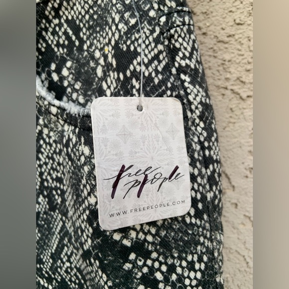 NWOT Free People We The Free Maggie Animal Printed Cropped Distressed Denim Jean - Picture 5 of 10